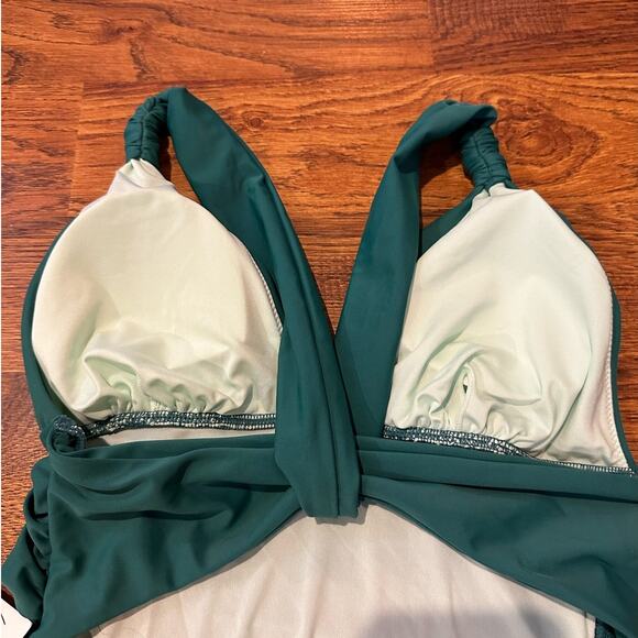 Cupshe Women's Green One Piece with Twist Back Size M Sexy Minimalist NWT - Picture 5 of 7